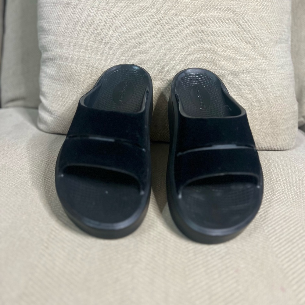 OOFOS Posh Black Slide Sandals